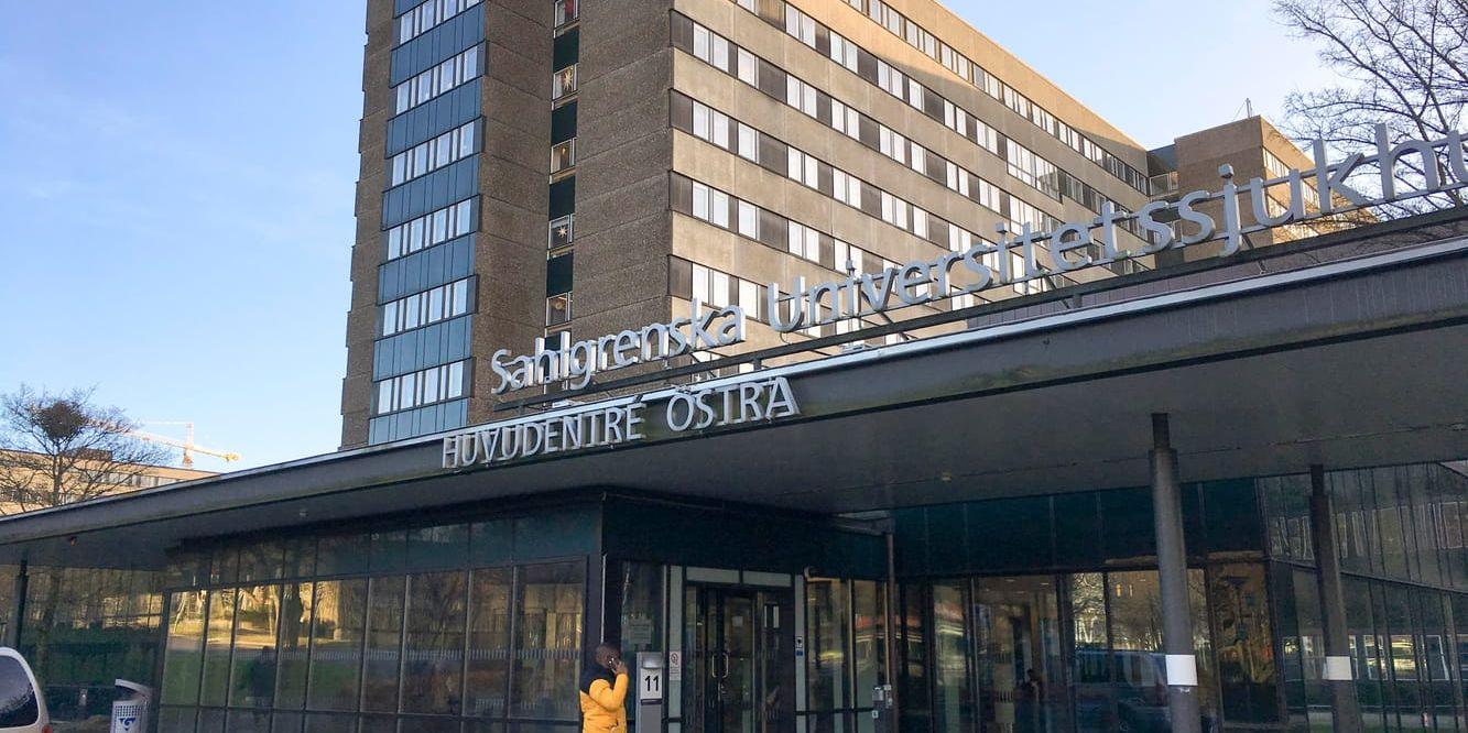 En brännskadad man har förts till Sahlgrenska sjukhuset i Göteborg efter en brand i ett tältläger. Arkivbild.