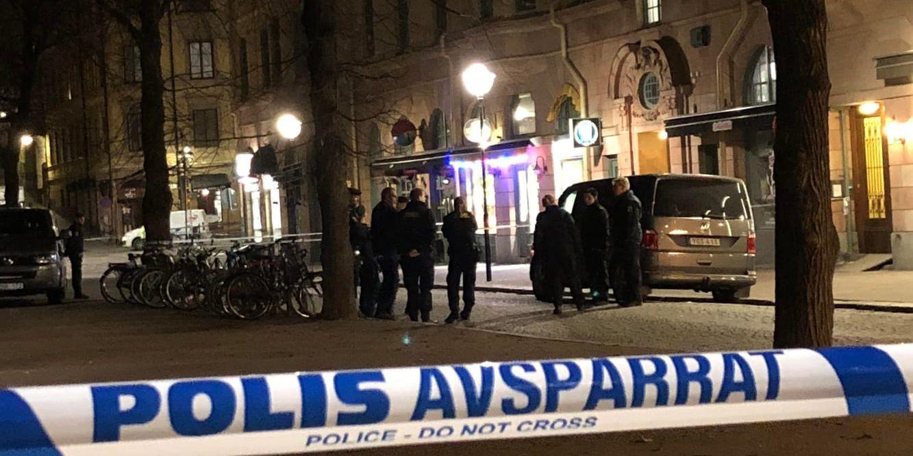 Polisens avspärrning vid Mariatorget på Södermalm i Stockholm efter en explosion i ett av Svenska Akademiens hus.