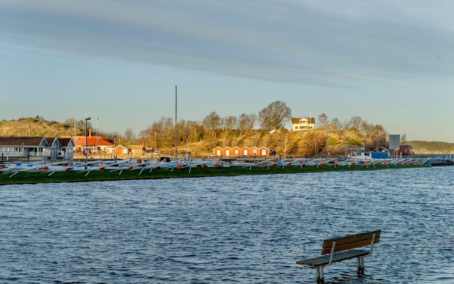 Orust kommun planerar att vidta åtgärder i storleksordningen 130 miljoner för att lösa situationen med översvämningar i Henåns hamn.