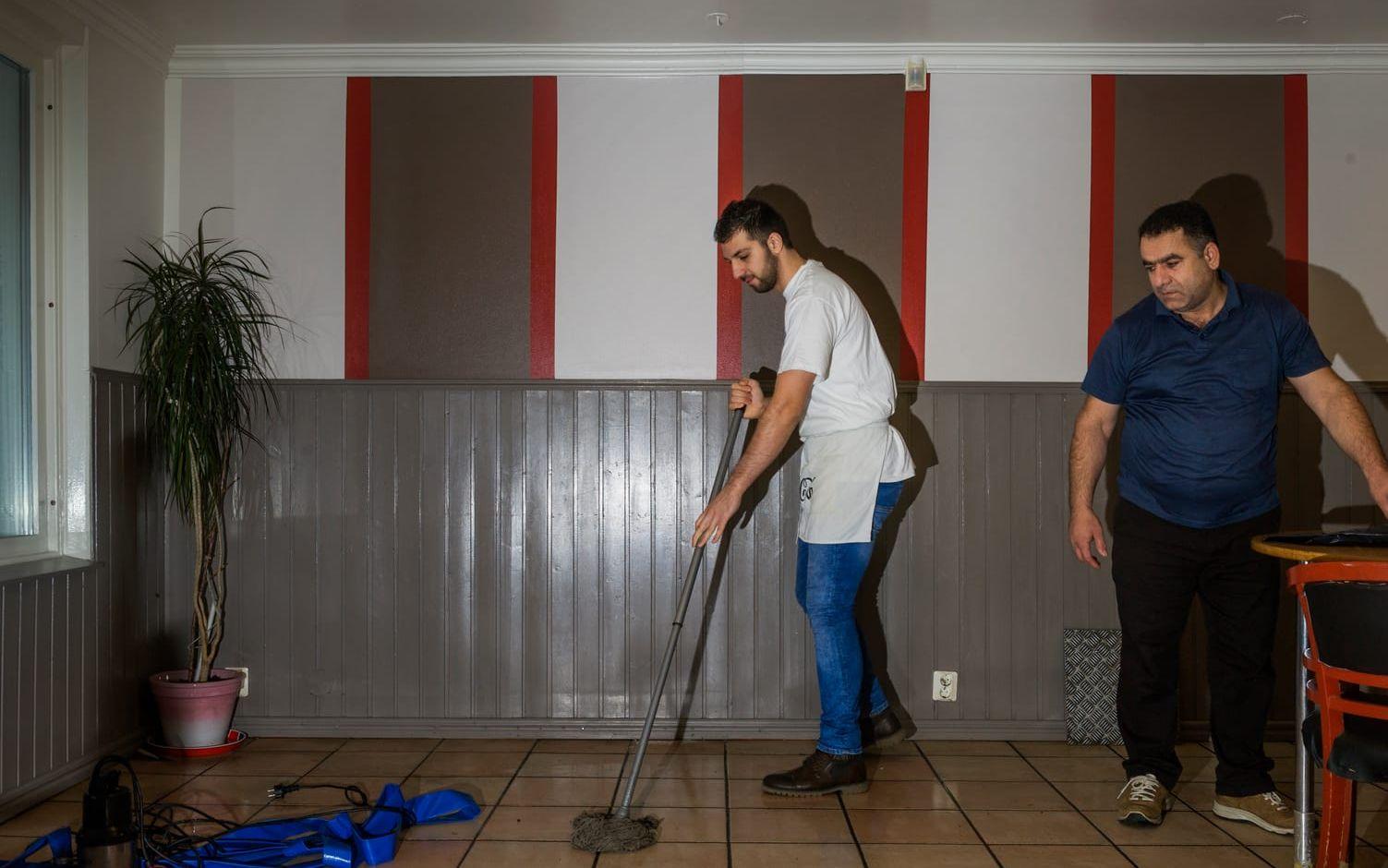 Här håller Emir Yenigun och Mustafa Bahir på att städa upp i restaurangen.