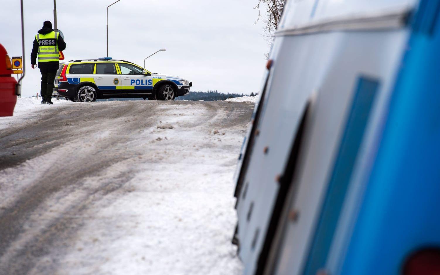 Trafiken ska ha kunnat köra förbi olyckan, som skedde på Långedalsvägen, under måndagen. Foto: Lasse Edwartz