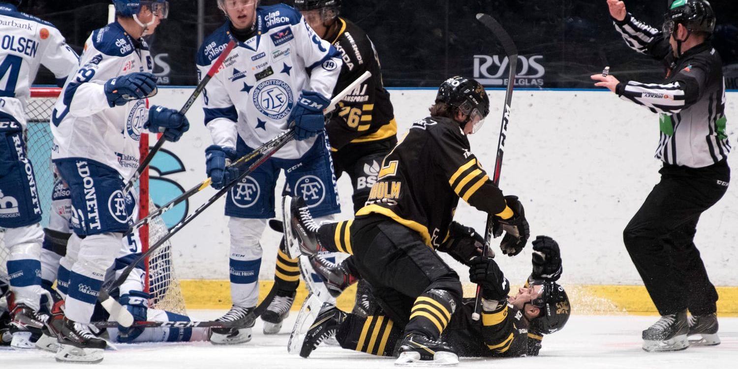 AIK:s Garry Nunn och Max Lindholm jublar efter 2–1-målet i segermatchen mot Leksand.