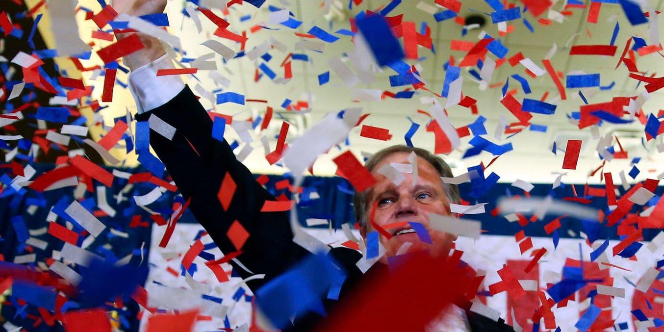 Demokraten och åklagaren Doug Jones vann Alabamas fyllnadsval till senaten.