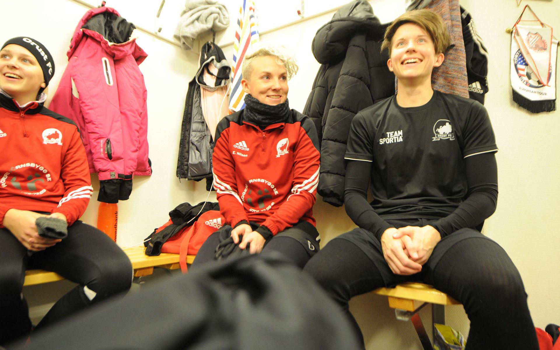 31-åriga Elin Nilsen (i mitten) och 29-åriga Karin From (till höger) är ett radarpar i Orust FC. 