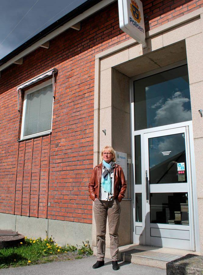 Monica Lindberg utanför Melleruds polisstation. Foto: Sofia Callesson
