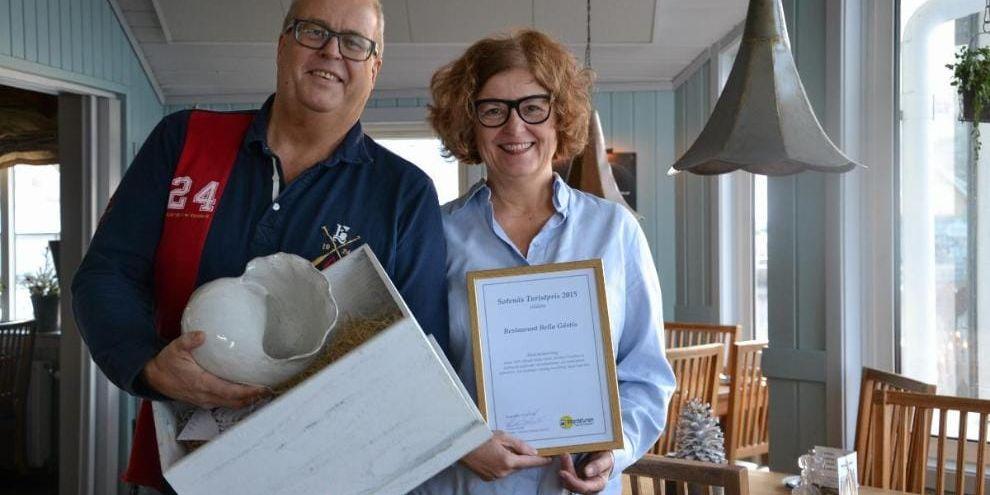 Göran och Birgitta Lundin med familj har fått 2015 års Turistpris. En fjäder i hatten, jättekul, säger de. Priset ska nu få en hedersplats på Bella Gästis.