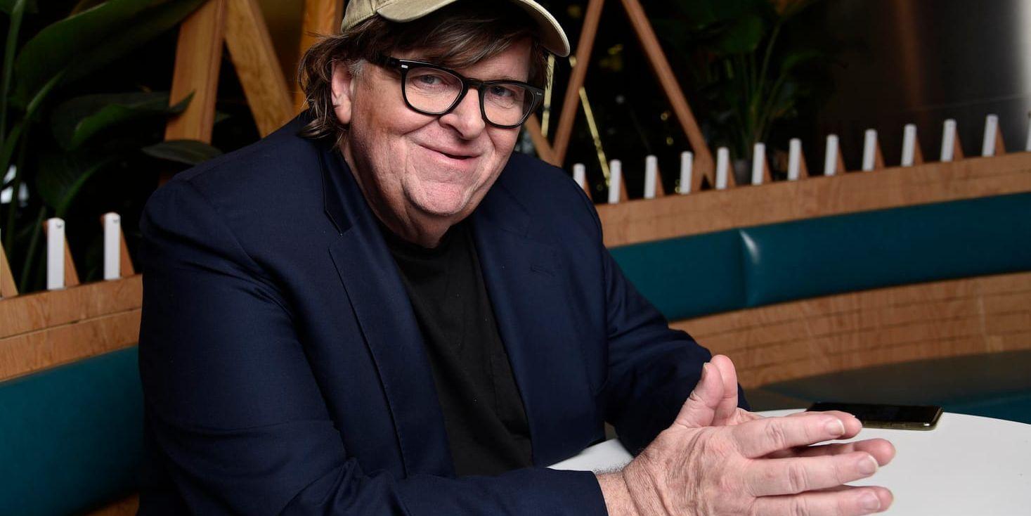 Michael Moore höll sitt avbrutna Oscarstal från 2003 när han tog emot pris för sin livsgärning. Arkivbild.