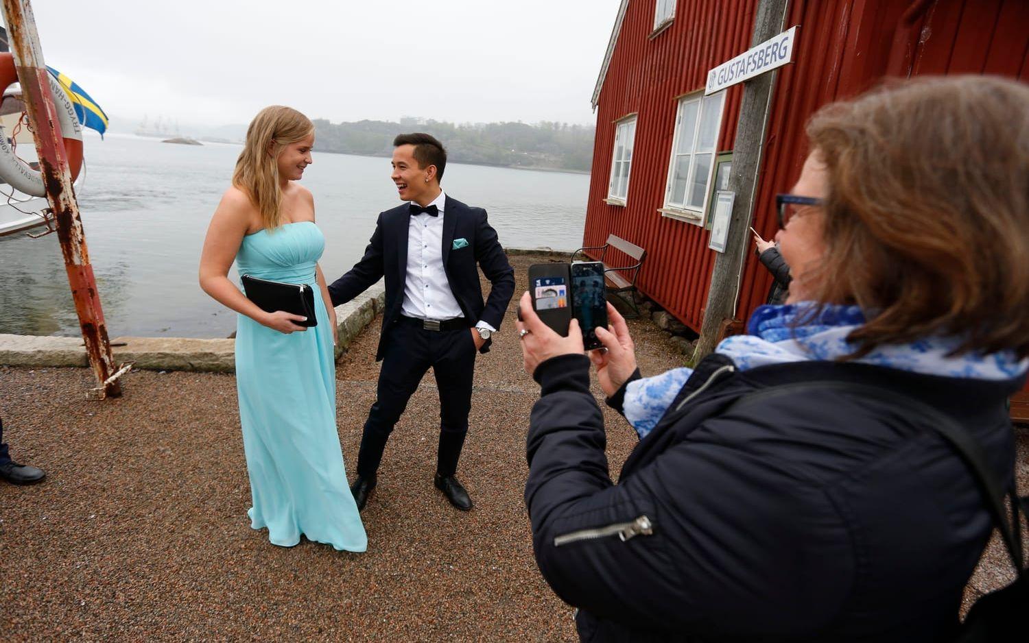 Hedvig Ström och Jayfie Tingzon. Mamma Lena Ström fotar med mobilen.