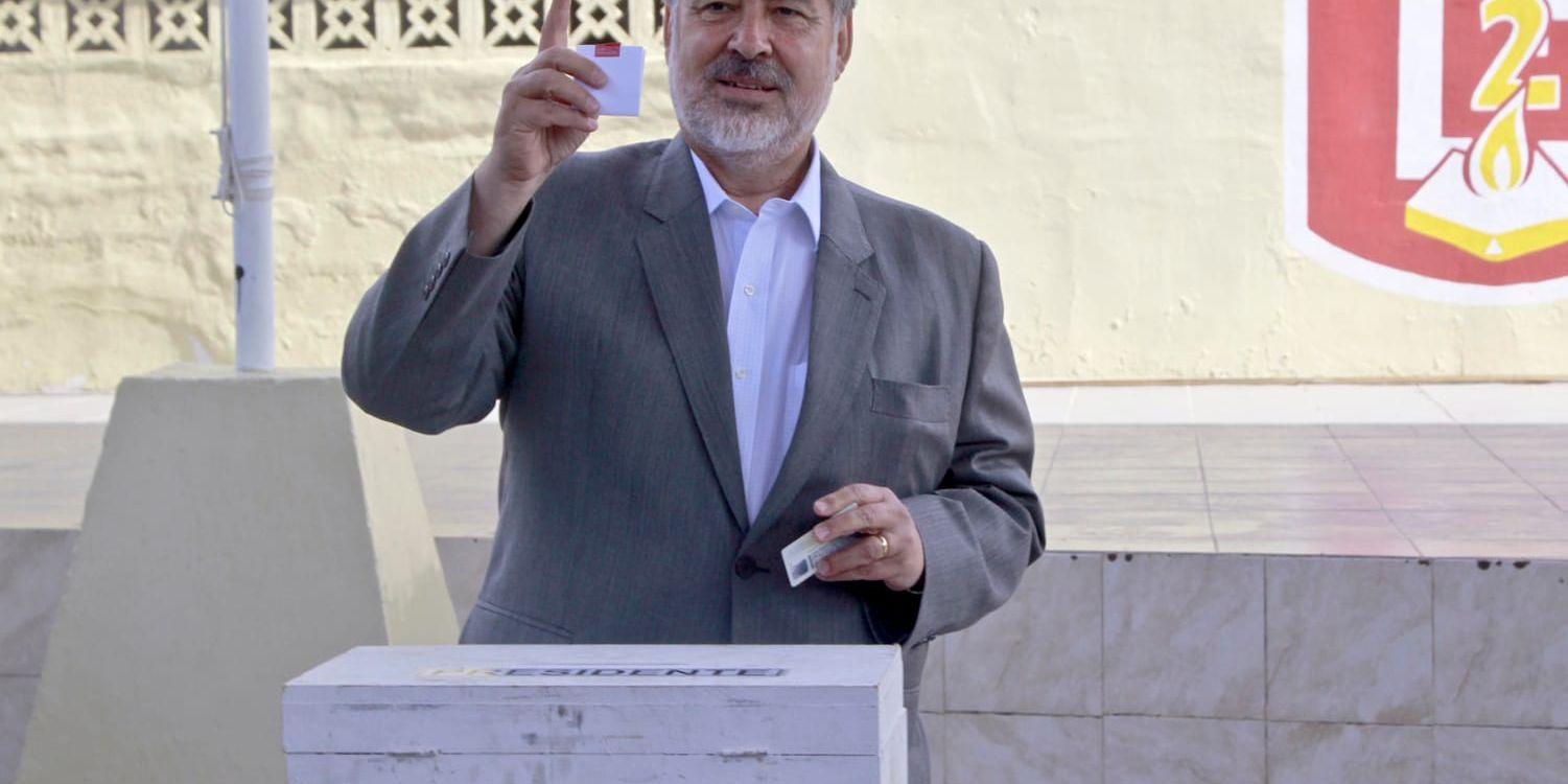 Kandidaten Alejandro Guillier lägger sin röst I Antofagasta.