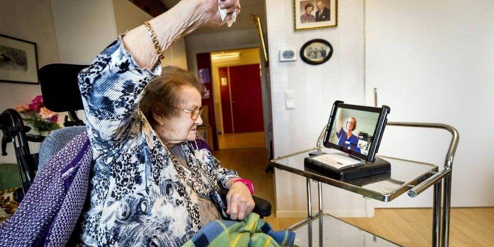 Ökad trygghet. 98-åriga Alice Wikström berättar att det är en trygghet att själv få vara med i samtalen med doktorn med hjälp av de nya videobesöken.