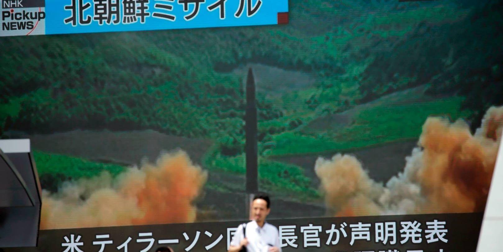 Tv-bilder i Japan på Nordkoreas uppskjutning av roboten.