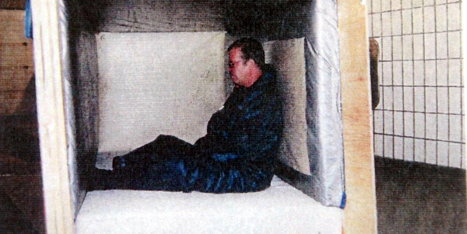 Trälådan där den kidnappade Siba-direktören Fabian Bengtsson hölls fången 2005. Bilden är hämtad ur polisutredningen.