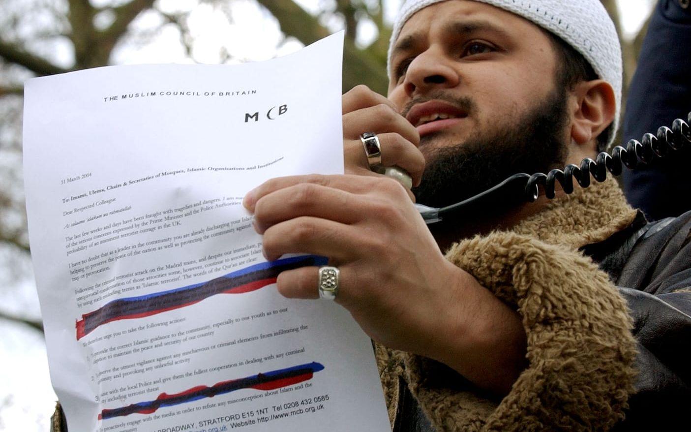 Abdul Rehman från den muslimska gruppen Ahl Sunnah protesterar efter att The Muslim Council of Britain gått ut med ett brev om samarbete med polisen, 2004.