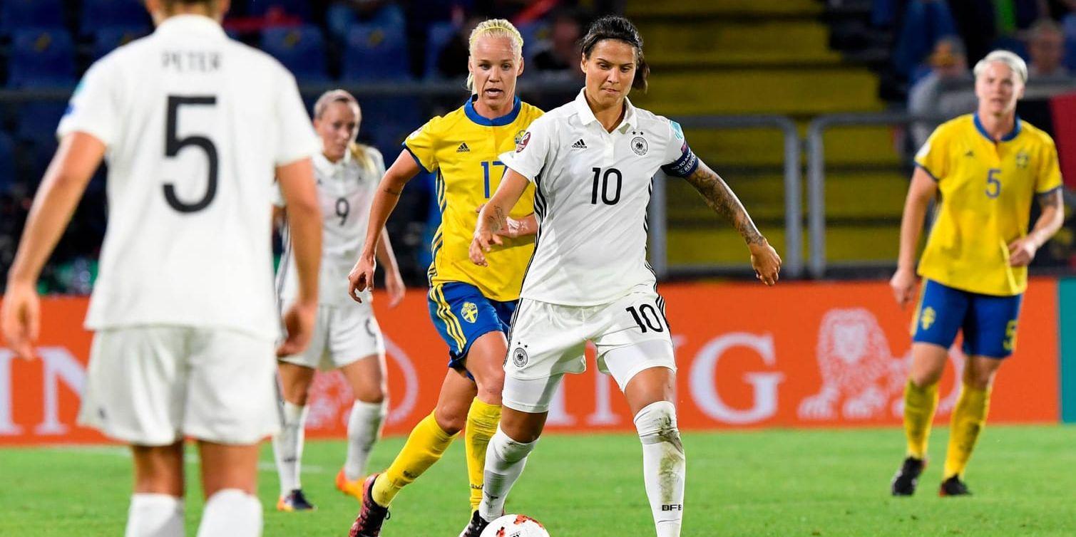 Förbundskaptenen Pia Sundhage önskar att Sverige får fram fler spelare som påminner om Caroline Seger och Tysklands Dzenifer Marozsán, här i kamp under EM-premiären.