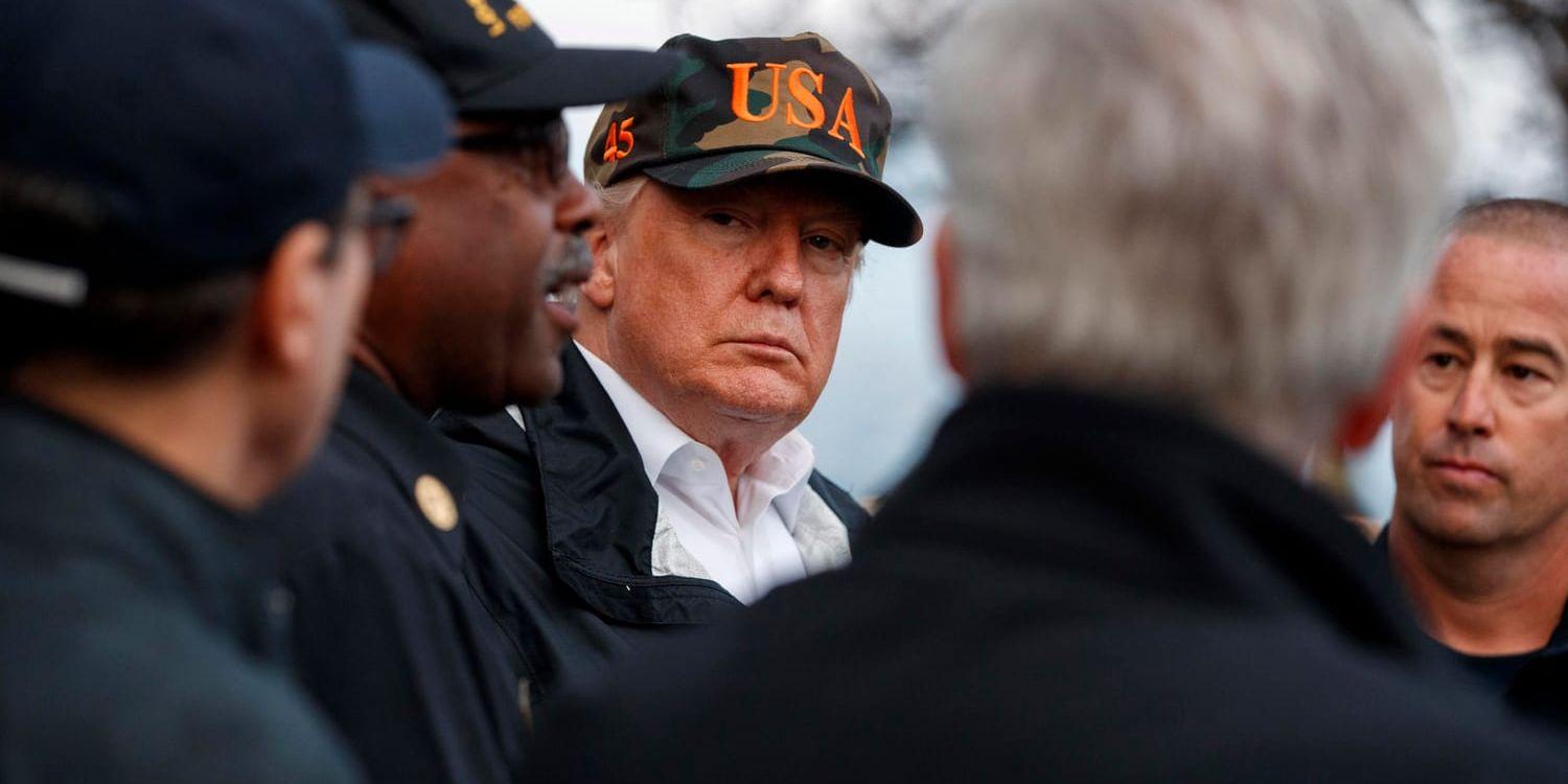 USA:s president Donald Trump besöker brandhärjade områden i Kalifornien.