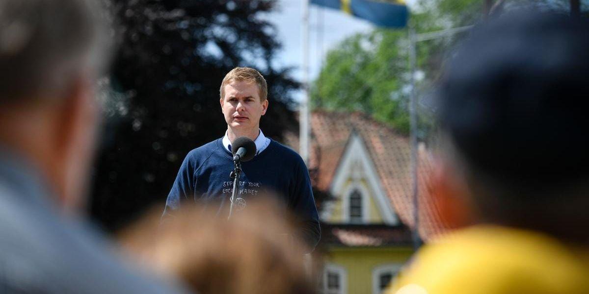 Överflödig. Fridolins sommartal visar att han inte tillför något i svensk politik.