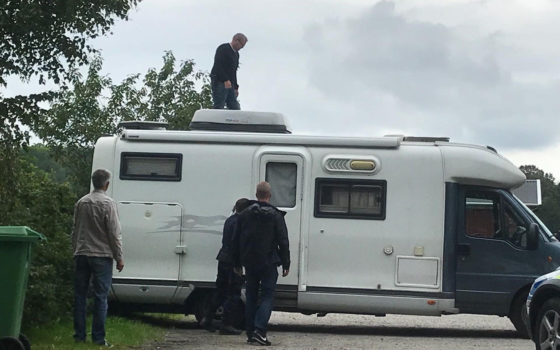 Mannen greps i Saltkällan den 5 september. När polis kom fram till husbilen ville han först inte öppna, men när båtsamverkanspolisen Thomas Andersson gick upp på bilens tak kom tjuven ut.