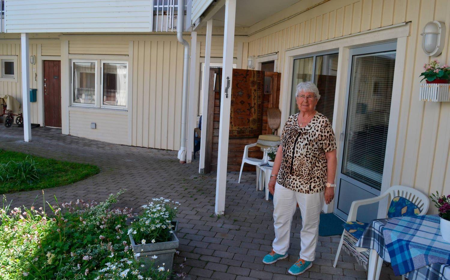 Mona Månsson bor längre upp i huset och drabbades inte personligen men hjälpte andra och bjöd på kaffe.