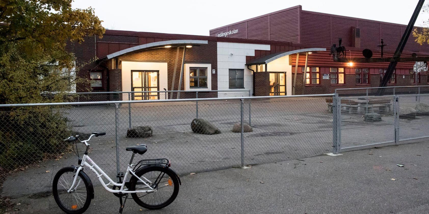 Lindängeskolan i Malmö fick hålla elever inomhus efter att en knivbeväpnad man synts till på skolområdet.