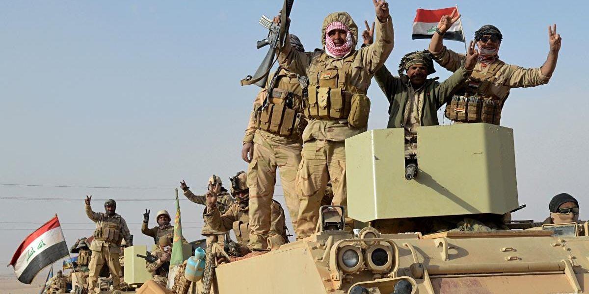 Bekämpar IS. Irakiska soldater firar seger över Islamiska staten.