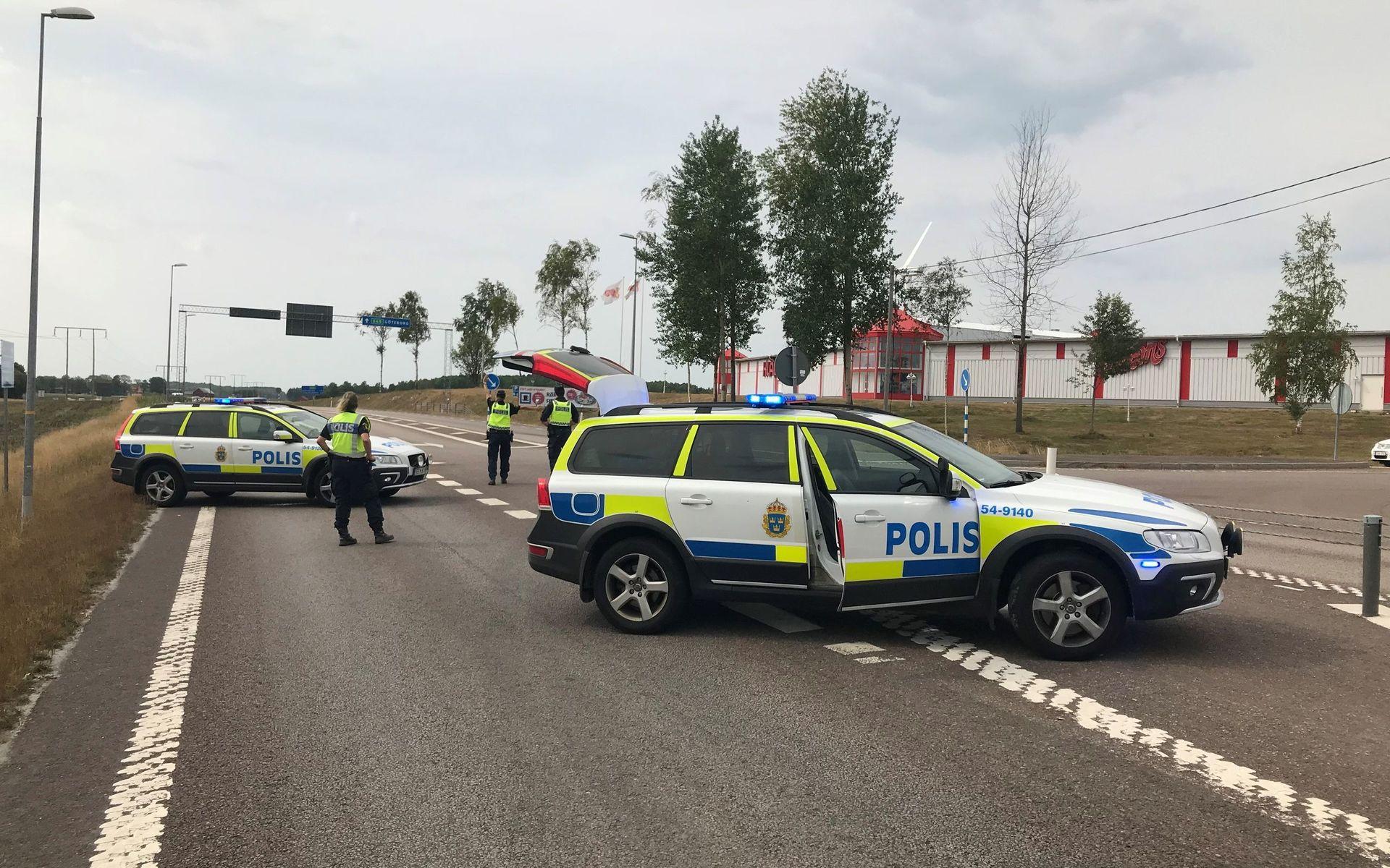 Polisen har stängt av E45 norrut i höjd med Bloms klädvaruhus och leder trafiken in på vägen mot Håverud/Åsensbruk, rapporterar TTELA:s reporter på plats.