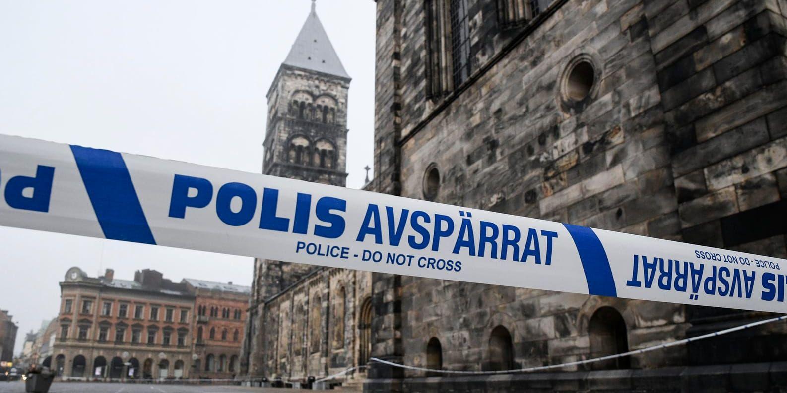 Polisavspärrningar utanför domkyrkan i Lund. En kvinna misstänks ha blivit utsatt för ett sexualbrott vid Lunds domkyrka.