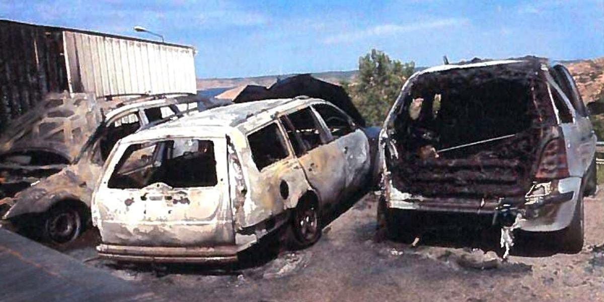 Flera bilar förstördes i en bilbrand på Badhusberget förra våren. Nu misstänks en man för att ha försökt lura försäkringsbolaget.