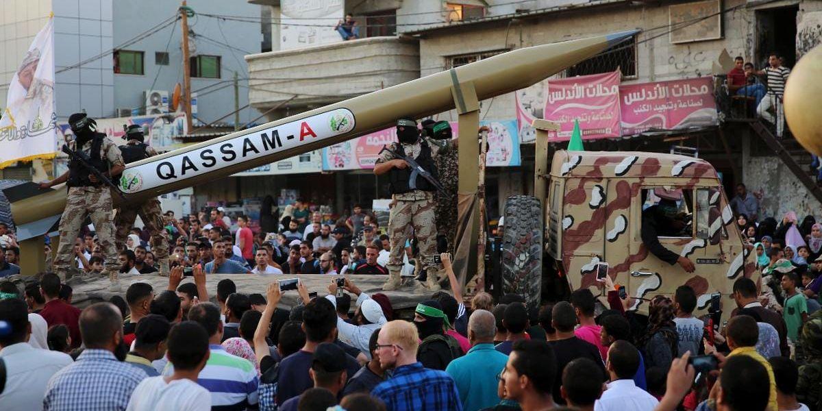 Raket. Izzedine al-Qassam-brigaderna visar upp en raket i Rafah i Gaza i augusti i år.