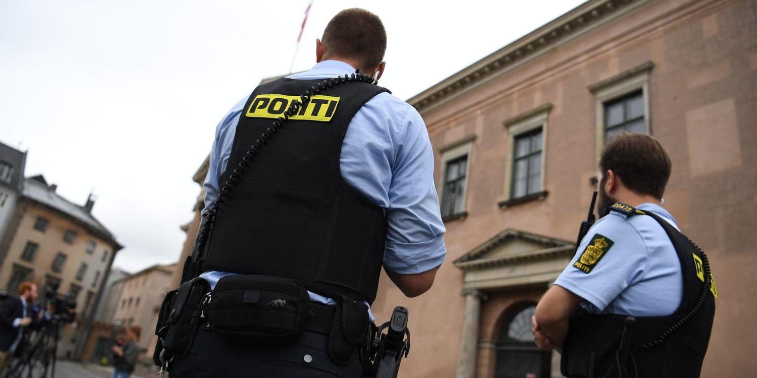 Poliser utanför Köpenhamns byrett inför häktningsförhandlingen mot Peter Madsen. Arkivbild.