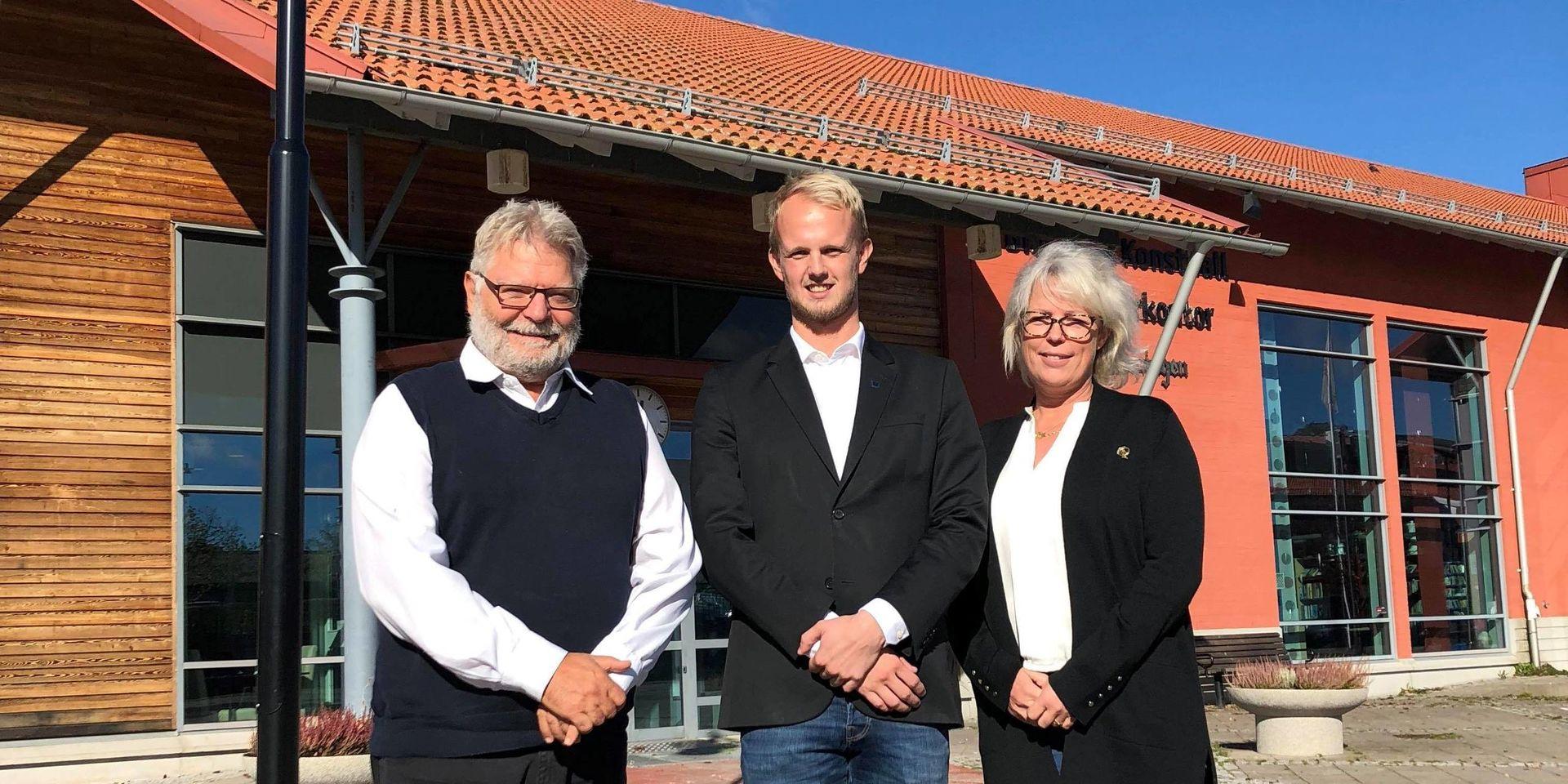 Kenneth Carlsson (L), Tobias Bernhardsson (C) och Linda Jansson (M) presenterade i dag ett borgerligt styre i Färgelanda.