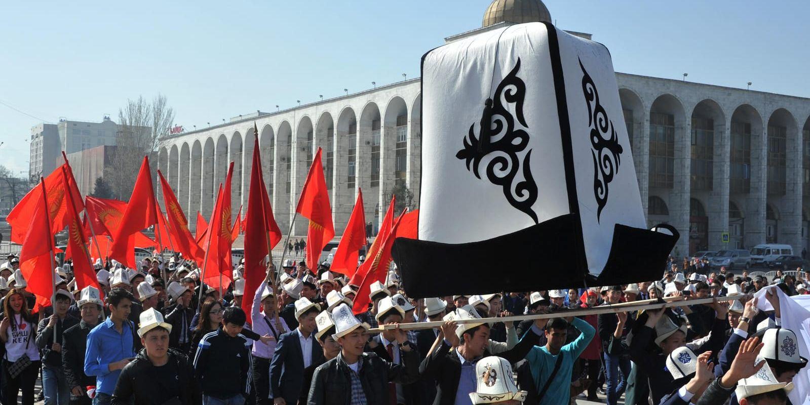 En hyllning till Kirgizistans traditionella filthatt Ak-kalpak i huvudstaden Bisjkek den 5 mars 2016, hattens nationella högtidsdag.