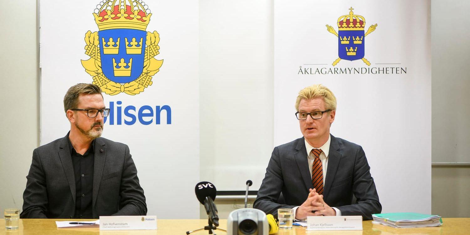 Spaningsledaren Jan Hofvenstam (tv) och åklagare Johan Kjellsson vid presskonferensen i Norrköping.