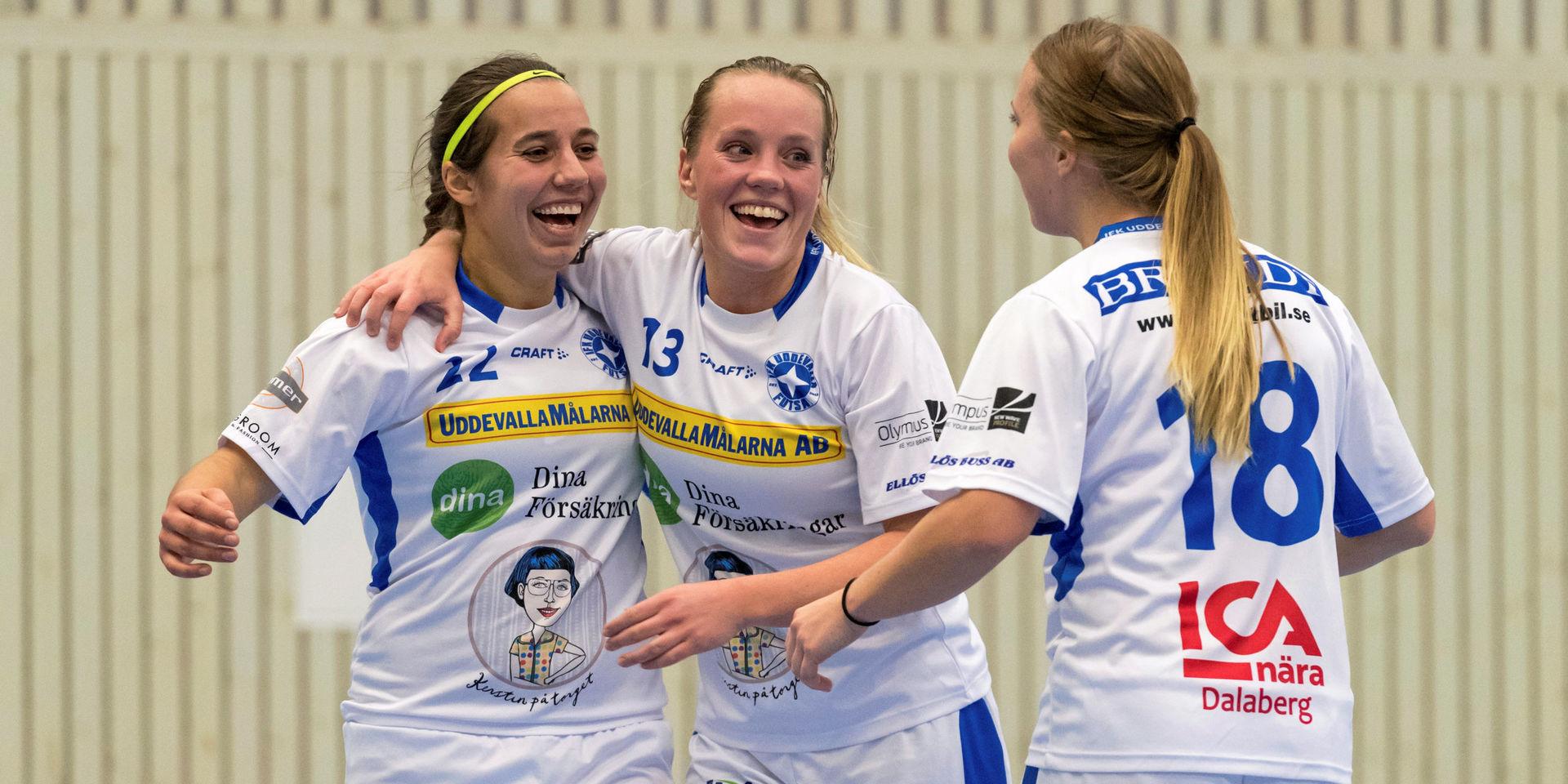 Nummer 22 Hanna Österberg får åka till Finland med landslaget. Där får hon bland annat sällskap av nummer 13 Linnea Kogsta. 