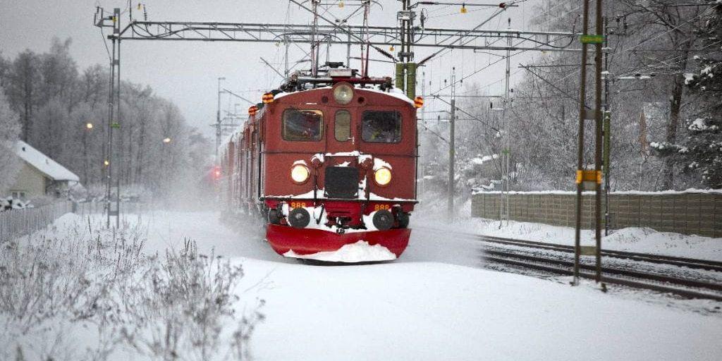 Man tager vad man haver. När snön lägger sig över rälsen plockas loken från Sveriges järnvägsmuseum fram för att ploga bort snön i Småland. Det säger en hel del om hur mycket som satsas på järnvägsunderhållet de senaste decennierna.