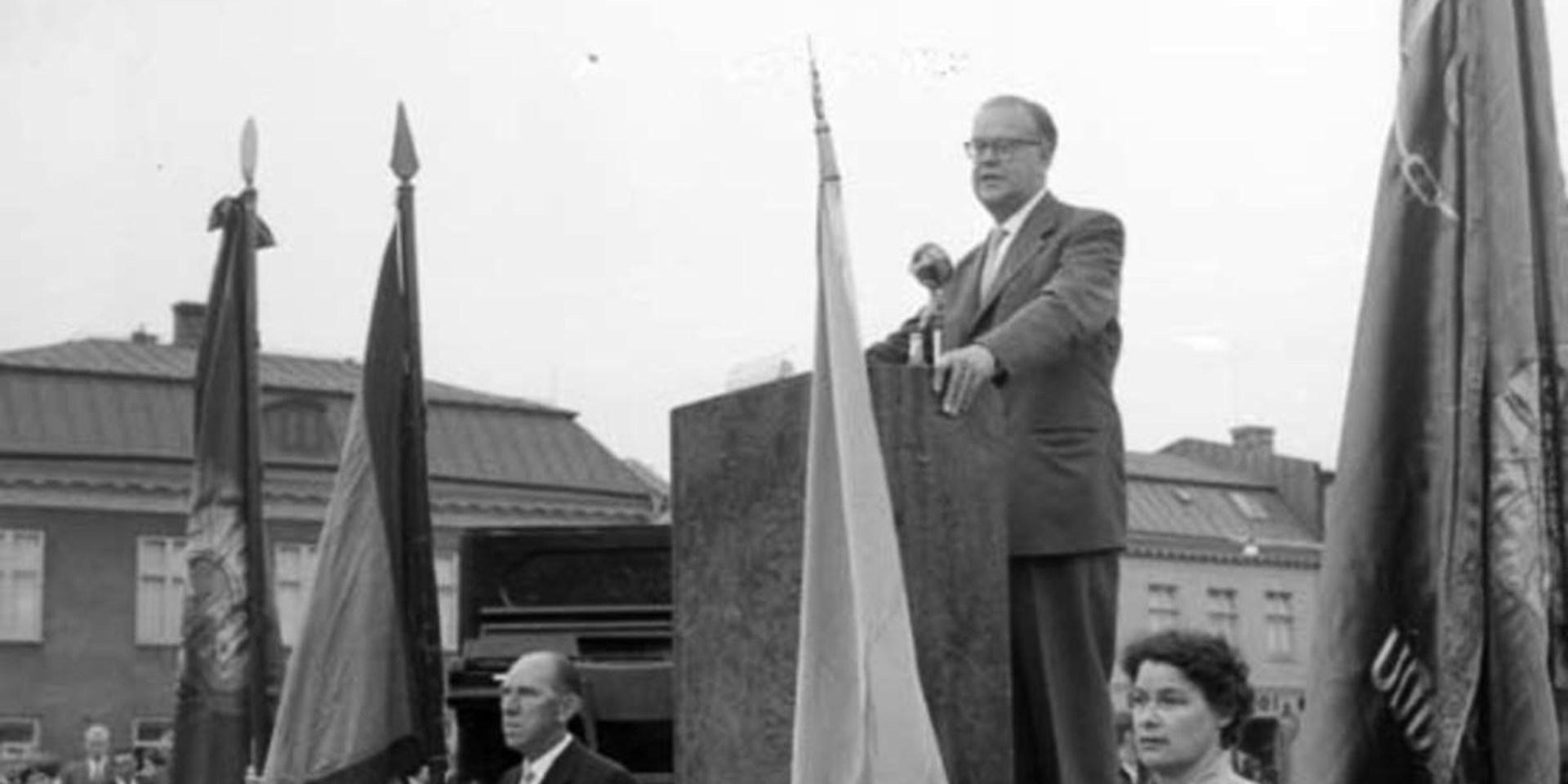 Talar. Statsminister Tage Erlander talar på torget i Uddevalla under senaste nyvalsåret – 1958. 