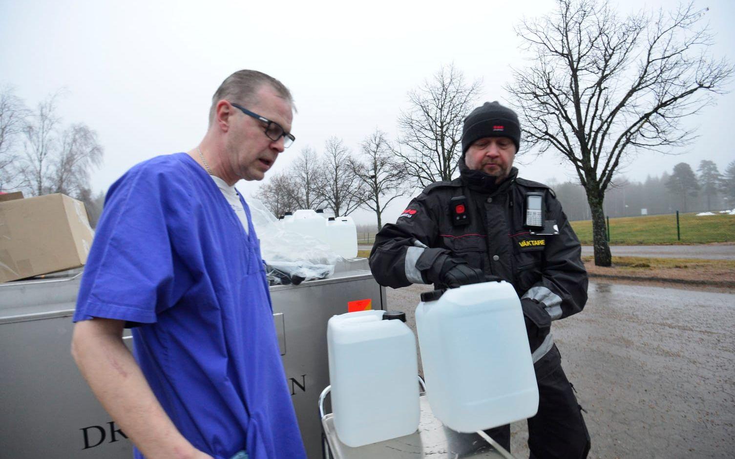 Kent Malm hämtar vatten till hjärtavdelningen. Bild: Stefan Bennhage