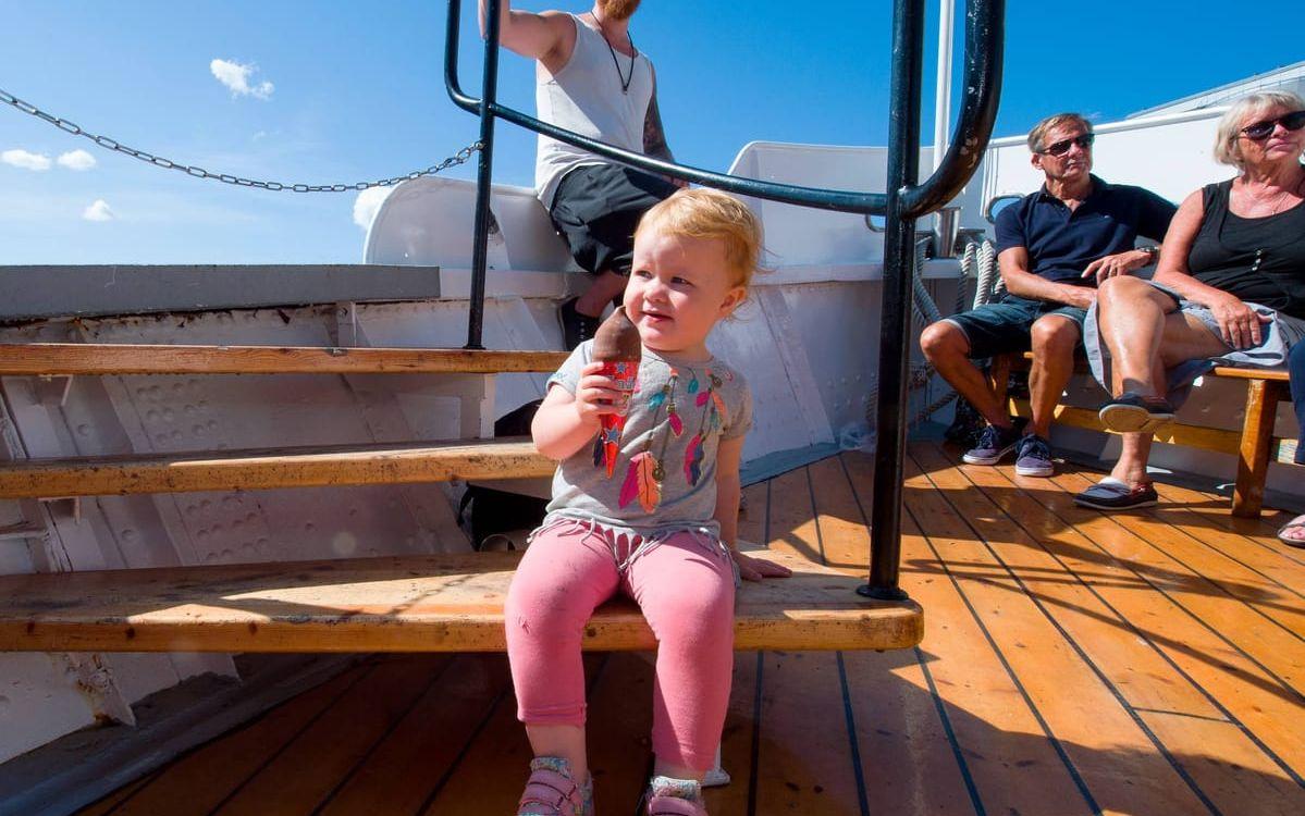 Fest. Aldrig smakar väl en glass så bra som ombord på en båt i gassande sol. Men inte är det mycket vatten, tycker My Fredriksson. Foto: Lasse Edwartz