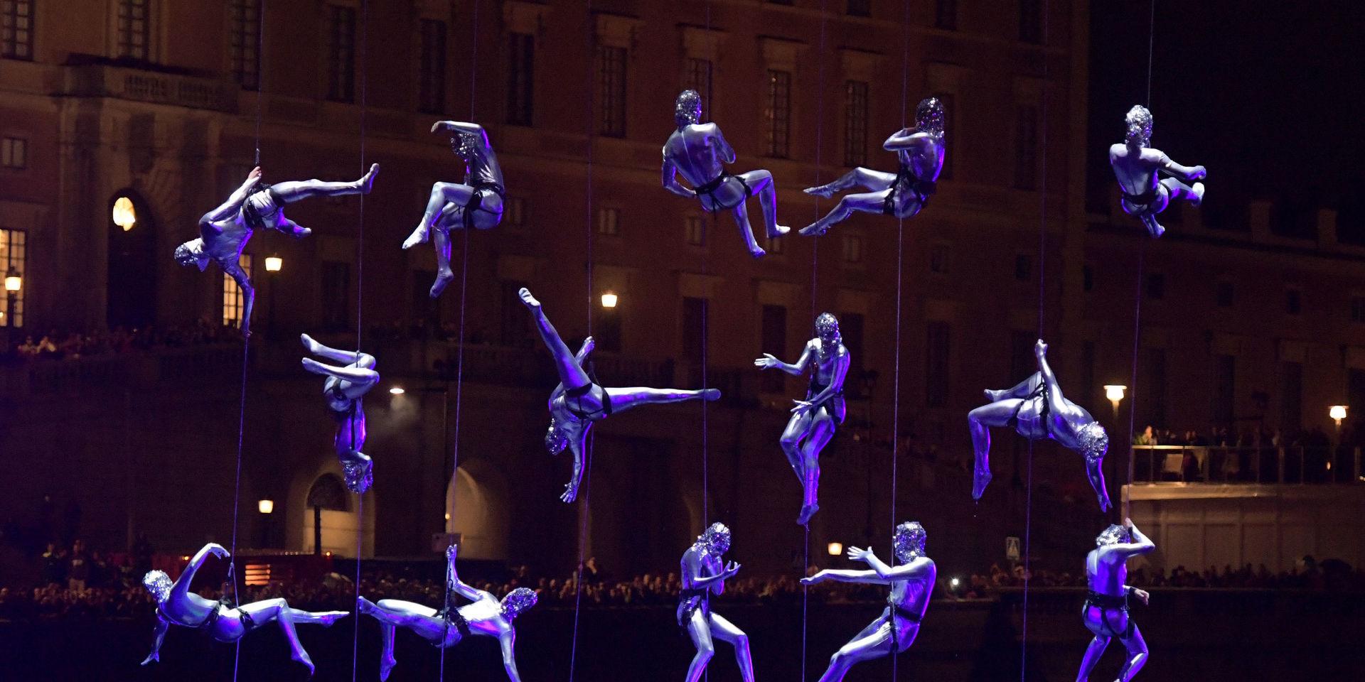Aquanauts med Cirkus Cirkör i höstas, en föreställning mitt i Strömmen, i vattnet mellan Kungliga Operan och Stockholms slott, med konstsim, nycirkus, musik, ljus och mörker. 