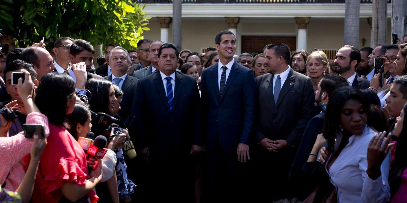 Juan Guaidó, i mitten, med flera i samband med parlamentets högtidliga öppnande på lördagen.