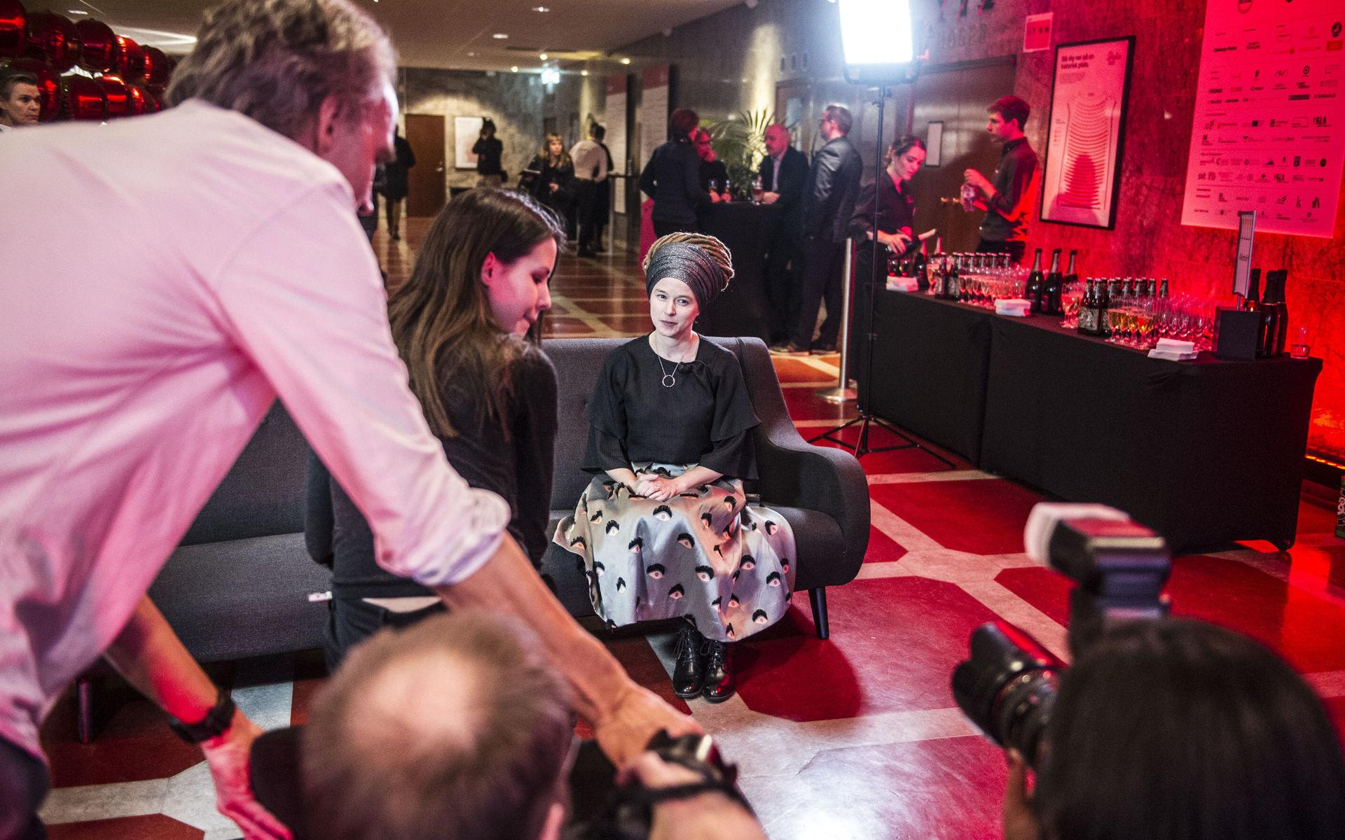 Kulturminister Amanda Lind (MP) fastnade först i tågstrul på väg till Göteborg, men hann fram i tid för att låta sig intervjuas och fotas i Drakens foajé inför invigningen av den 42:a Göteborgs filmfestival.