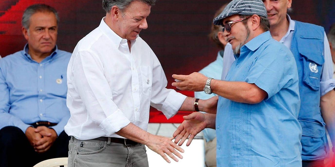 Juan Manuel Santos (till vänster) skakar hand med Rodrigo "Timochenko" Londoño (till höger) i tisdags.
