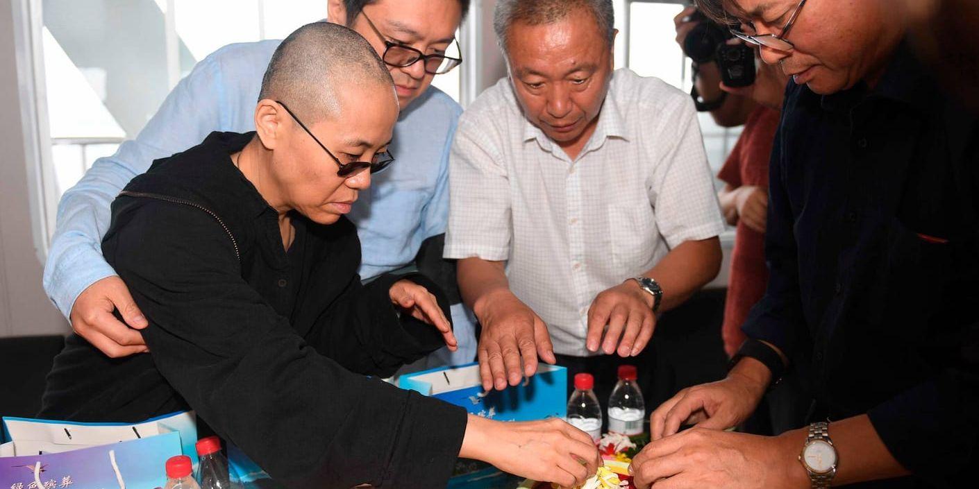 Bild förmedlad av kommunen i Shenyang, där Nobelpristagaren Liu Xiaobo vårdades i slutet av sitt liv. Hans änka Liu Xia och andra anhöriga förbereder askan inför sjöbegravningen.