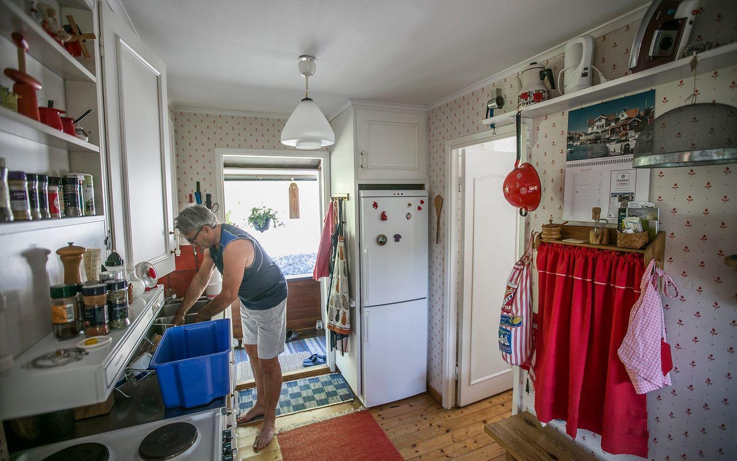 Evas man Anders rensar makrill i köket.