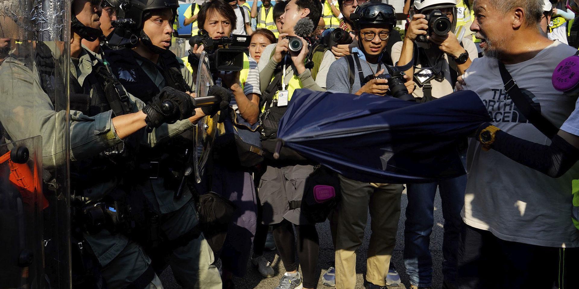 Polis, demonstranter och journalister under ytterligare en helg av demonstrationer i Hongkong. 