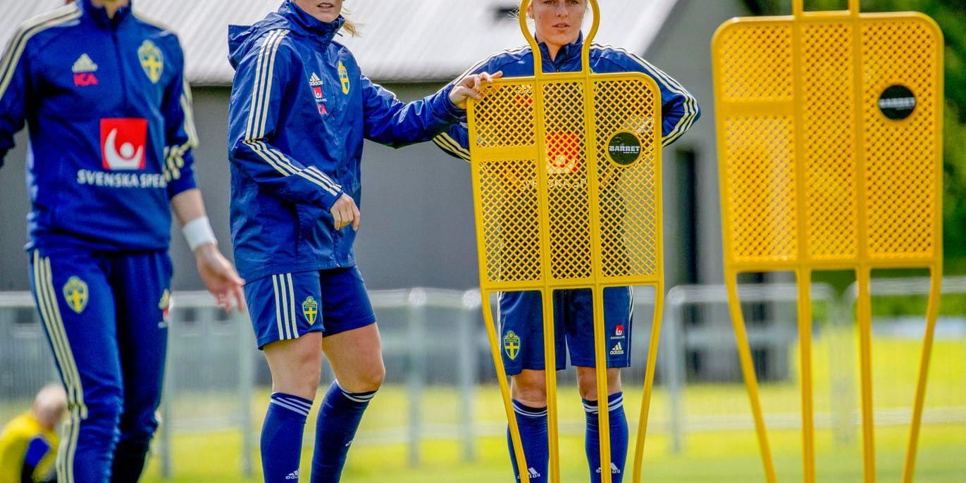 Regelbrott! Stina Blackstenius och Mimmi Larsson, längst till höger, får inte lov att ställa sig i motståndarmuren under fotbolls-VM.