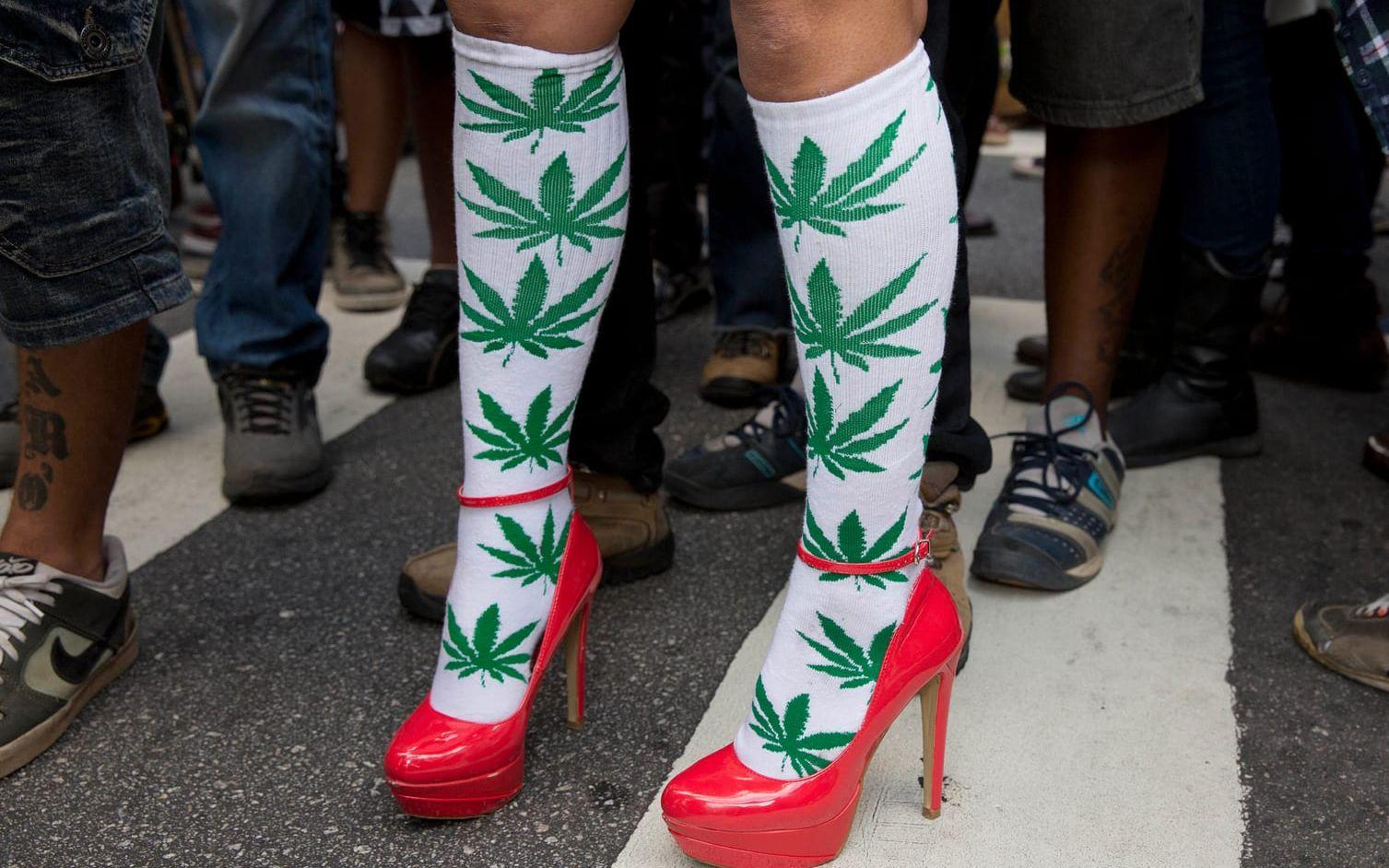 Bilder med cannabismotiv på Facebook. Foto: AP Photo/Andre Penner
