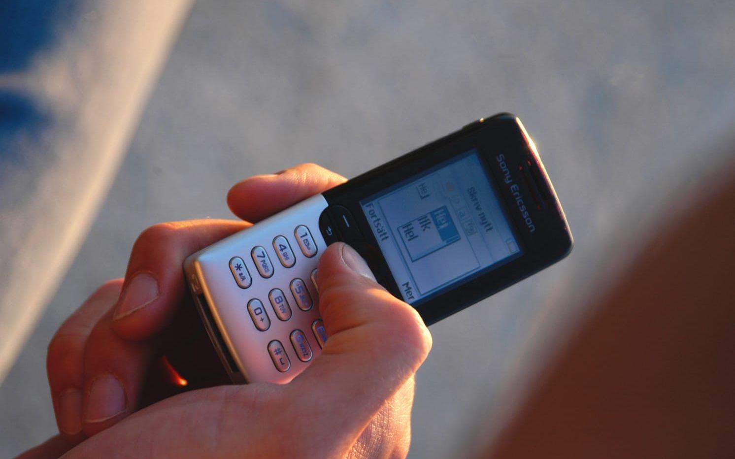 Enkla mobiltelefoner och digitalvågar kan vara ett tecken på att en person säljer narkotika. Foto: Hasse Holmberg.