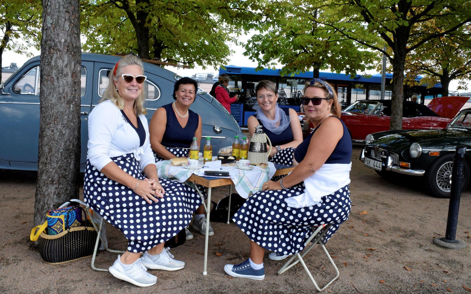 Ann Lundeflo, Lena Bosenius, Jeanette Mellqvist och Kristina Gamnis njöt av sin picknick