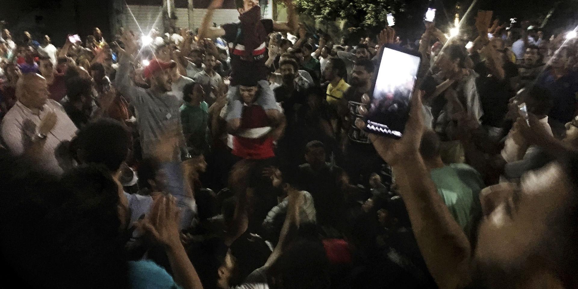 Demonstranter ropar slagord mot regimen i Kairo.