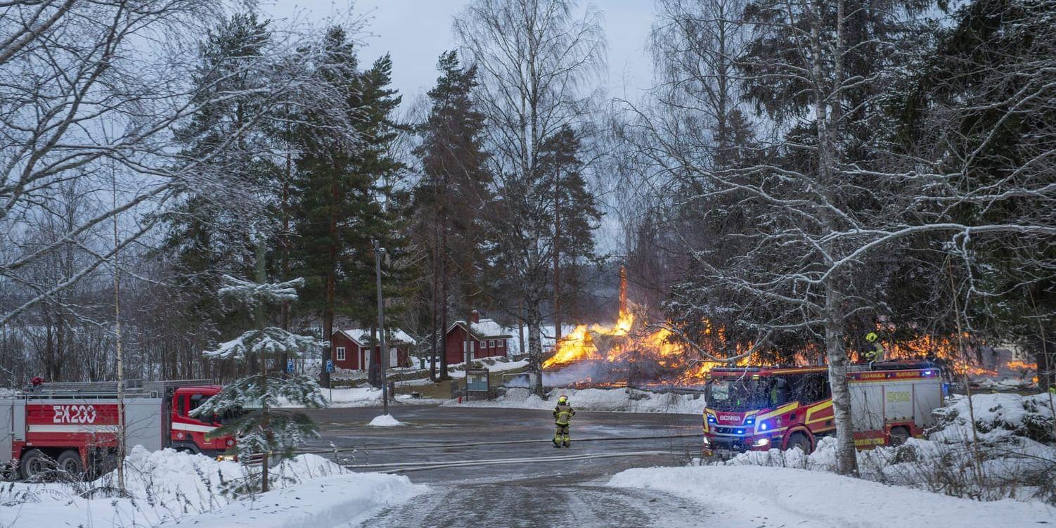 Räddningstjänst vid plats vid träkyrkan från 1881 i Rautjärvi.